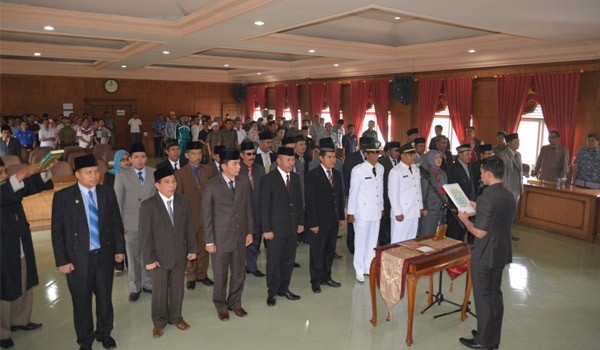 reshuffle kabinet pemerintahan Zumi Zola Zulkifli terlaksana. Pagi ini (19/9) di ruang pola kantor bupati sebanyak empat orang pejabat eselon II dilantik